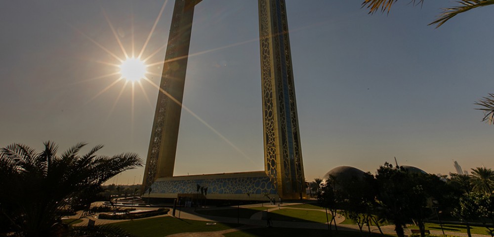 Dubai Sightseeing City Tour Combo Burj Khalifa with blue sky background and Dubai Frame