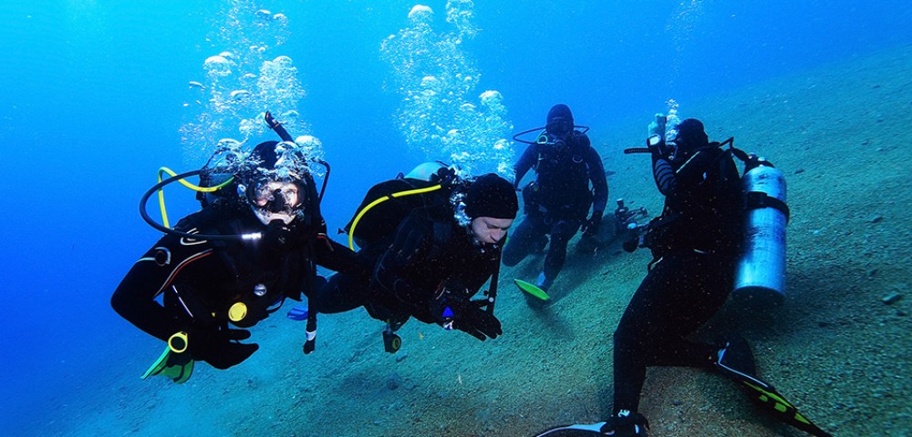 Group learning Dubai PADI Advanced Open Water Course underwater