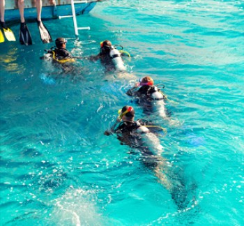 People learning PADI Basic Scuba Diving Course  Dubai